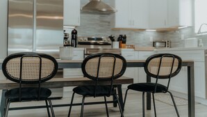 Microwave, oven, stovetop, dishwasher - Tranquil Escape: Pool & Hot Tub near Palm Springs, Joshua Tree (Desert Hot Springs)