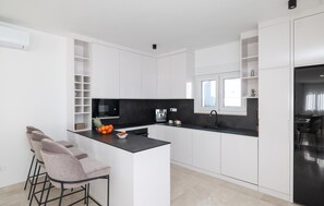 Fridge, microwave, oven, stovetop - Gorgeous home in Policnik (Policnik)