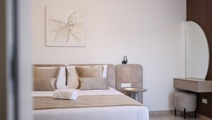 Ein modernes Schlafzimmer mit Bett, Nachttisch und einem großen Spiegel.