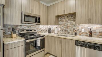 Fridge, microwave, stovetop, dishwasher