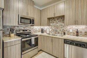 Fridge, microwave, stovetop, dishwasher