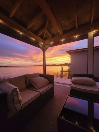 Luxury Home on Dora Lake – 2 Min to Downtown Mount Dora