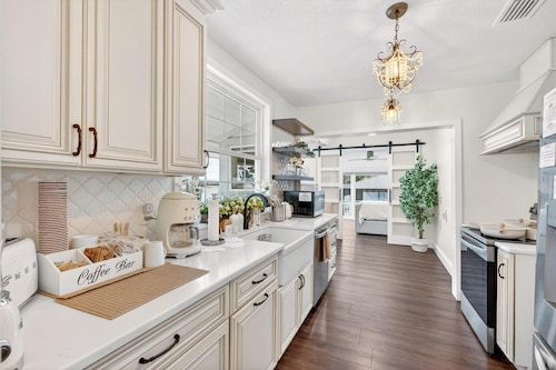 Luxury Home on Dora Lake – 2 Min to Downtown Mount Dora