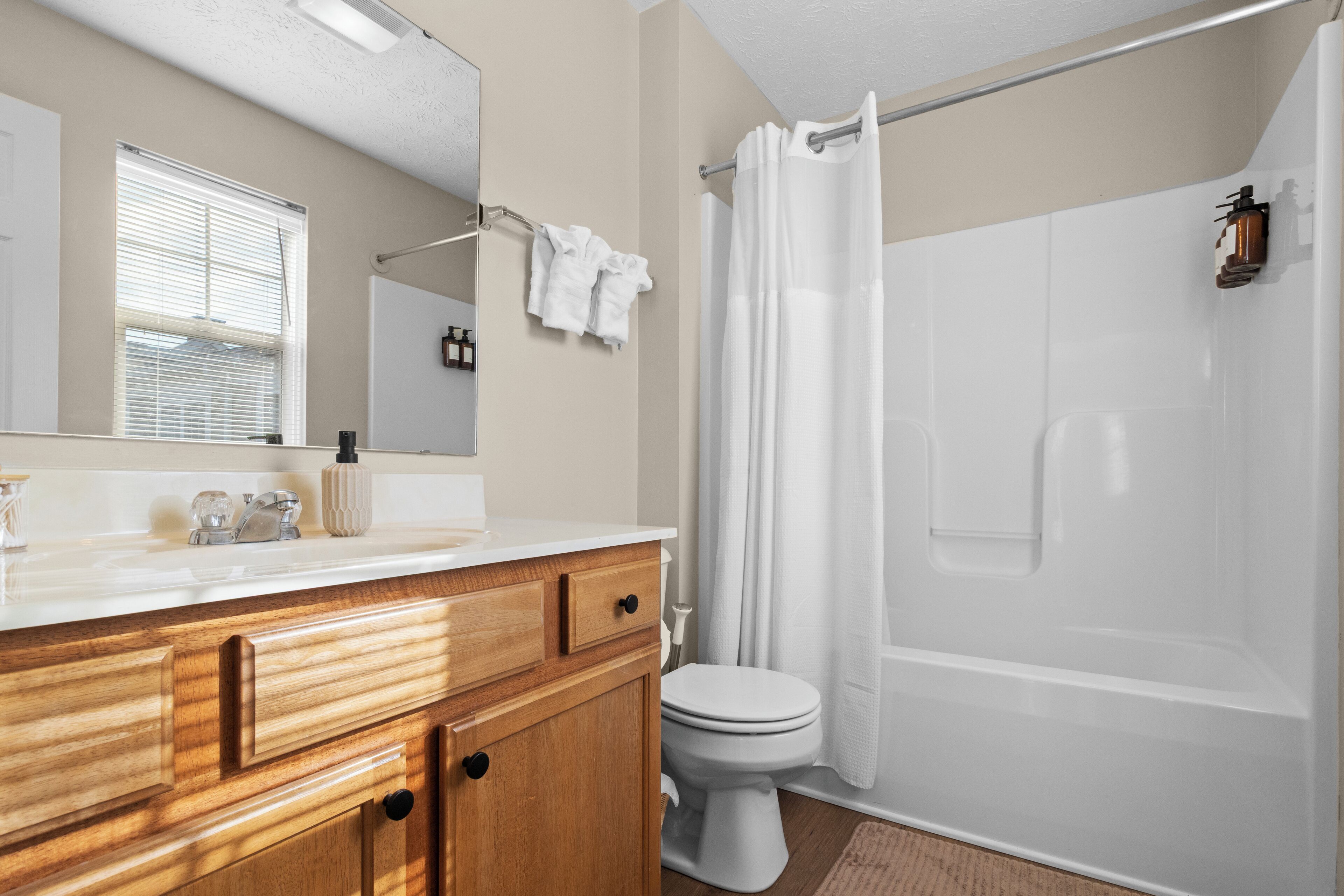 Shower, jetted bath, hair dryer, towels