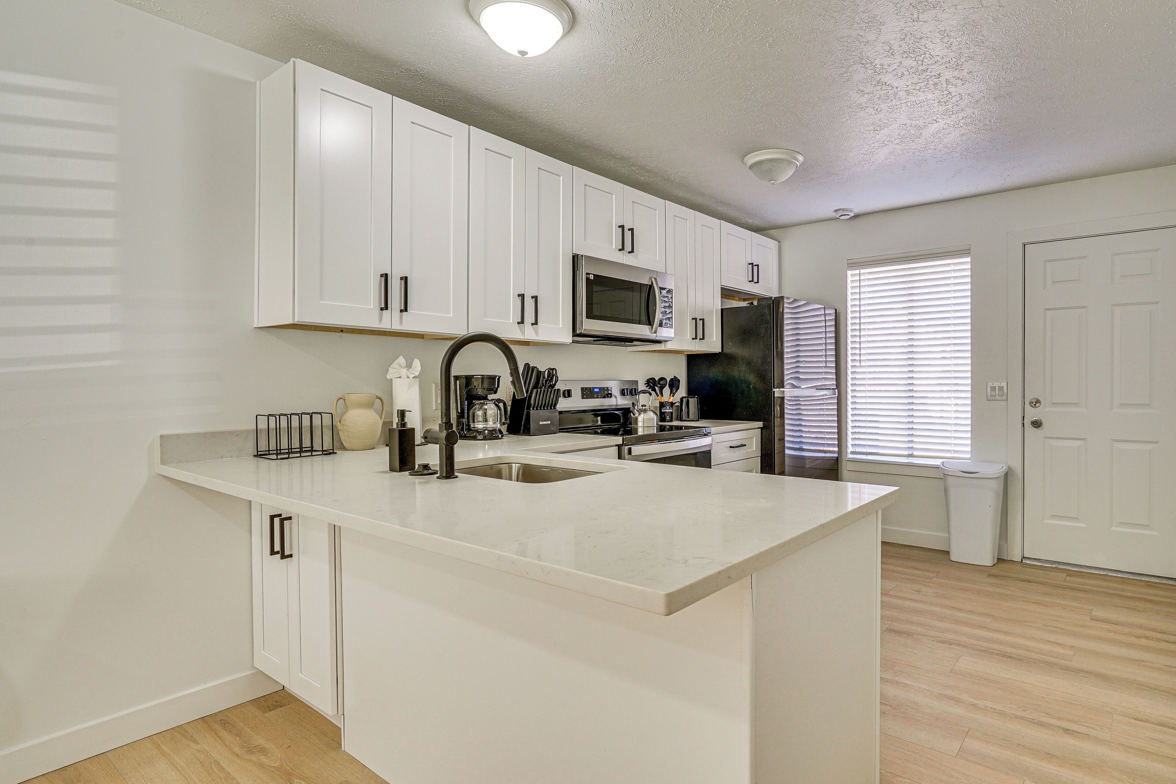 Réfrigérateur, micro-ondes, plaque de cuisson, lave-vaisselle