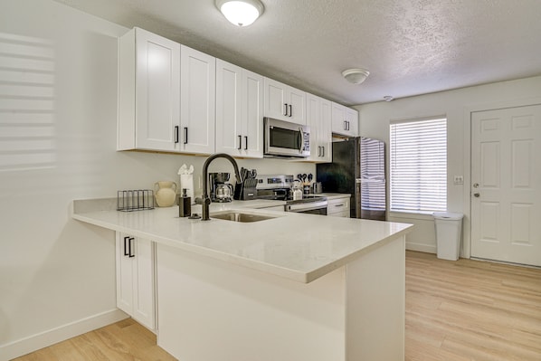 Fridge, microwave, stovetop, dishwasher - Family Ski Getaway in Midvale: 16 Mi to Snowbird (Midvale)