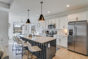 Frigorífico, microondas, placa de cocina y lavavajillas