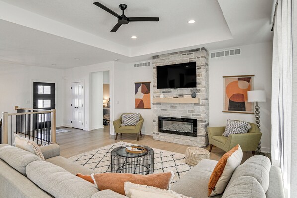 Televisio, takka, pöytäjalkapallopöytä