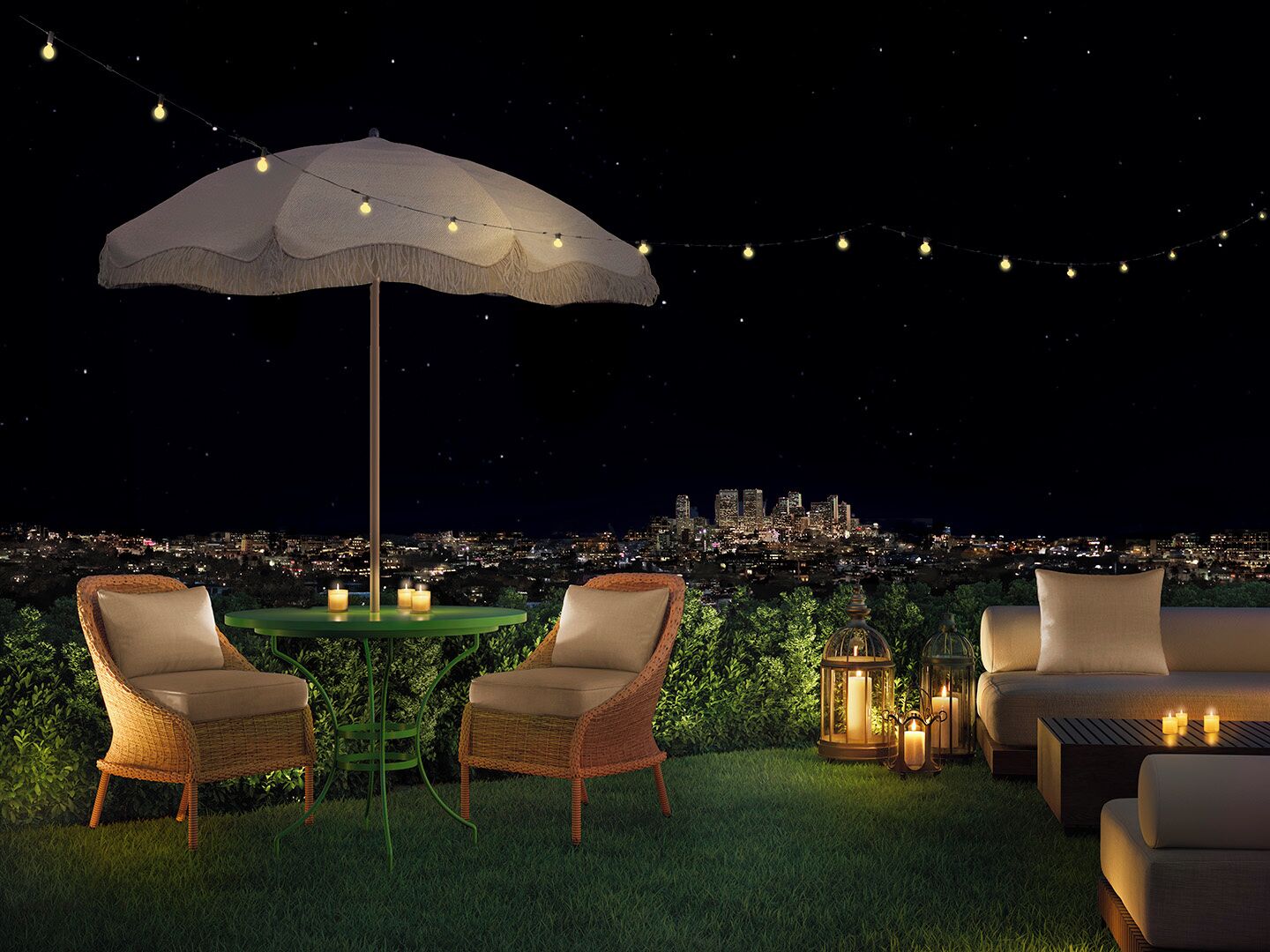Una terraza en la azotea con sillas de mimbre, una mesa, luces colgantes y velas.