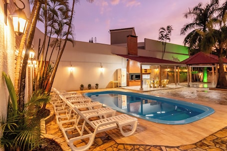 Outdoor pool. Nana Suítes