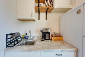 Kühlschrank, Mikrowelle, Wasserkocher mit Kaffee-/Teezubehör, Toaster