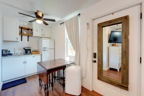 Kühlschrank, Mikrowelle, Wasserkocher mit Kaffee-/Teezubehör, Toaster