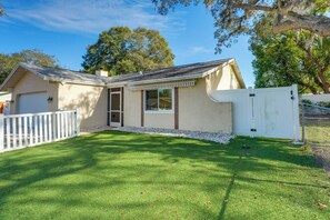 Exterior - 6 Mi to Honeymoon Island: Studio w/ Pool Access (Palm Harbor)