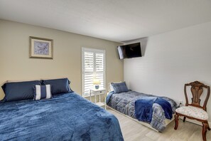 3 bedrooms, desk, iron/ironing board, travel cot - 8 Mi to Flagler Beach! Family-Friendly Getaway (Palm Coast)