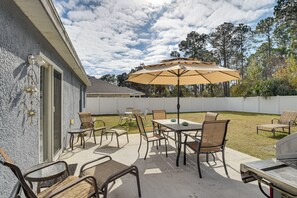 Outdoor dining - 8 Mi to Flagler Beach! Family-Friendly Getaway (Palm Coast)