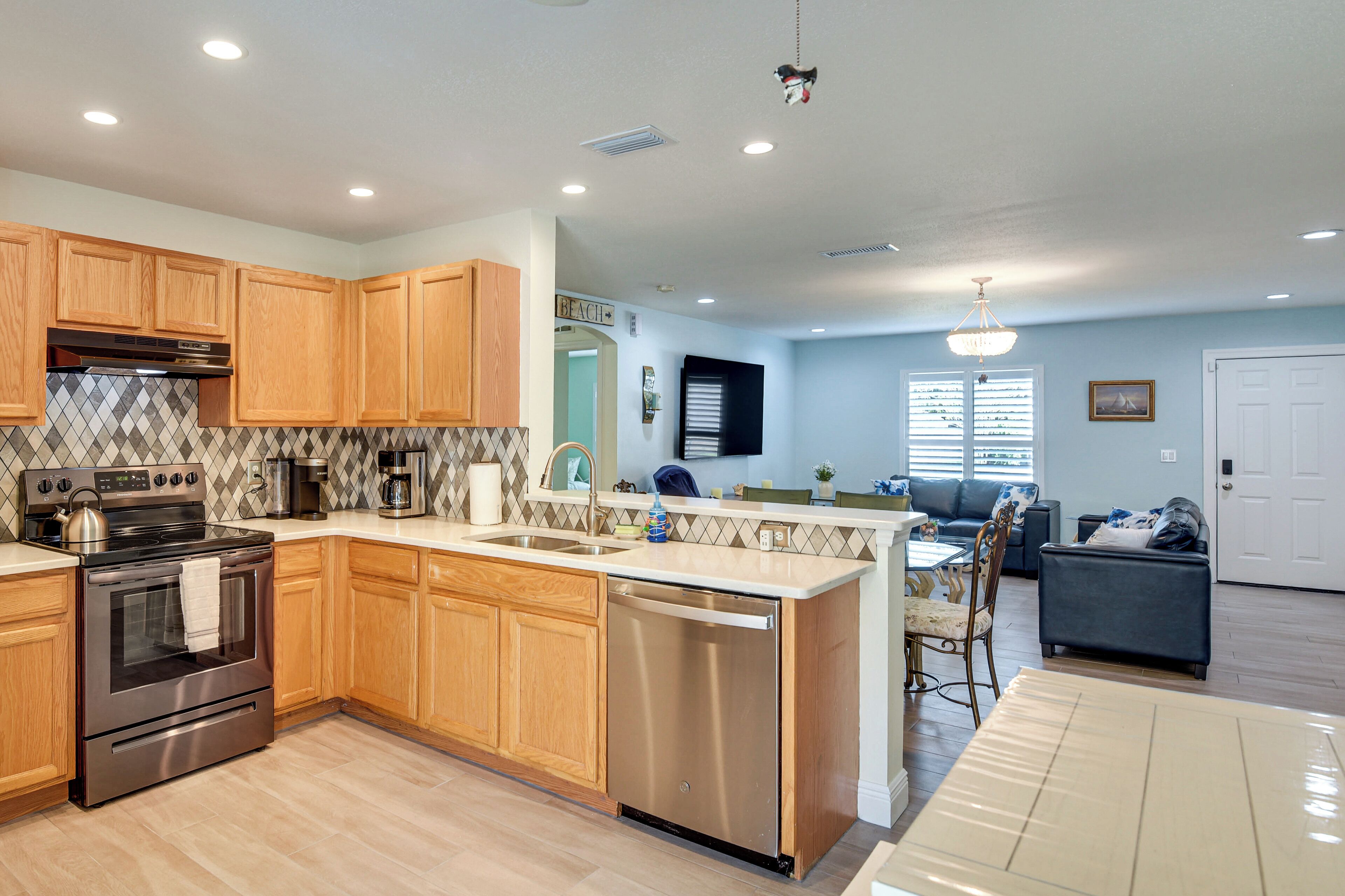 Jääkaappi, mikroaaltouuni, liesi, astianpesukone