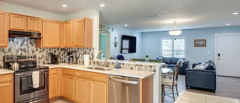 Réfrigérateur, micro-ondes, plaque de cuisson, lave-vaisselle