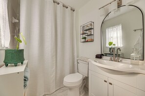 Hair dryer, towels - Cozy House by Zinnia Park! Family Home in McAllen (McAllen)