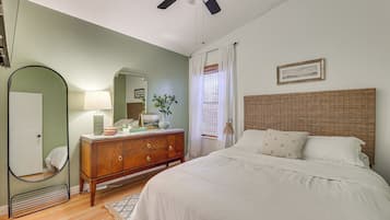 Desk, iron/ironing board, Internet, bed sheets