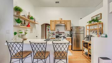 Kjøleskap, mikrobølgeovn, kokeplater og kaffetrakter/tekoker