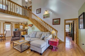 TV, fireplace - Mtn-View Cabin w/ Hot Tub Near Blairsville Trails (Blairsville)