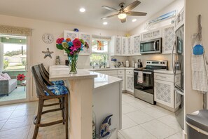 Fridge, microwave, stovetop, dishwasher - 'Beach Blessings': Beautiful Home in Vero Beach! (Vero Beach)