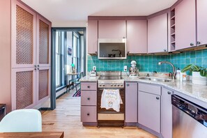 Fridge, microwave, stovetop, dishwasher