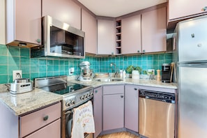 Fridge, microwave, stovetop, dishwasher - Shop, Dine, Unwind! Couples Retreat in Dtwn Golden (Golden)