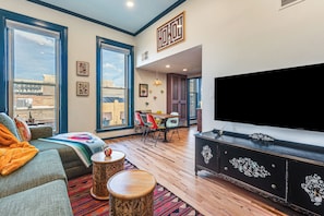 TV - Shop, Dine, Unwind! Couples Retreat in Dtwn Golden (Golden)