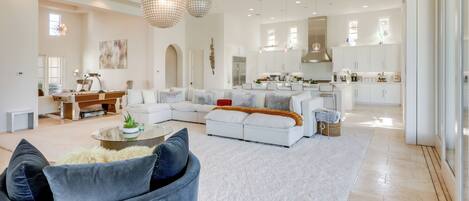 Télévision, cheminée, livres, chaßne hi-fi