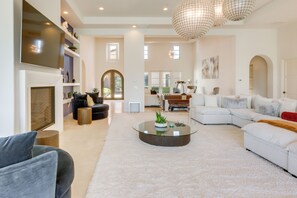 TV, fireplace, books, stereo - 5,300-Sq-Ft Gem w/ Golf Course Views in La Quinta (La Quinta)