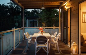 Outdoor dining - Lovely (sta)caravan in Vabriga (Vabriga)