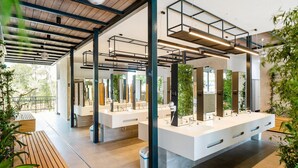 A modern bathroom with multiple sinks, large mirrors, and a wooden bench. - Lovely (sta)caravan in Vabriga (Vabriga)