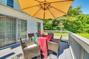 Outdoor dining - 2 Mi to Dtwn Schenectady! Spacious Retreat (Schenectady)