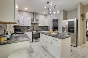 Fridge, microwave, stovetop, coffee/tea maker - 3 Mi to Randolph AFB: San Antonio Area Home (Universal City)