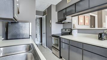 Fridge, microwave, stovetop, dishwasher