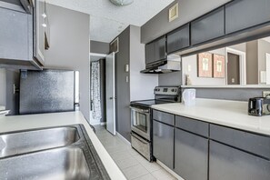 Fridge, microwave, stovetop, dishwasher - 3 Mi to NRG Park & Medical Center: Extended Stay (Houston)