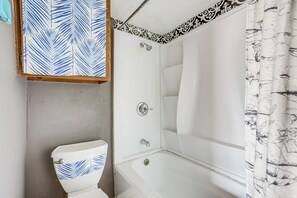 Hair dryer, towels - 3 Mi to NRG Park & Medical Center: Extended Stay (Houston)