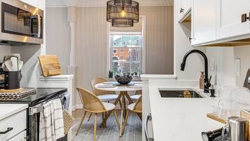 Fridge, microwave, stovetop, dishwasher