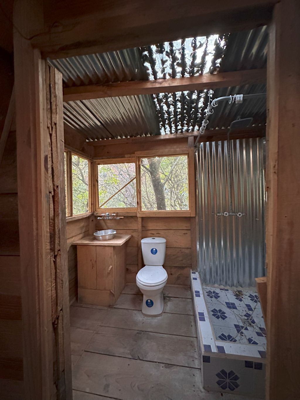 Een douche, handdoeken, toiletpapier