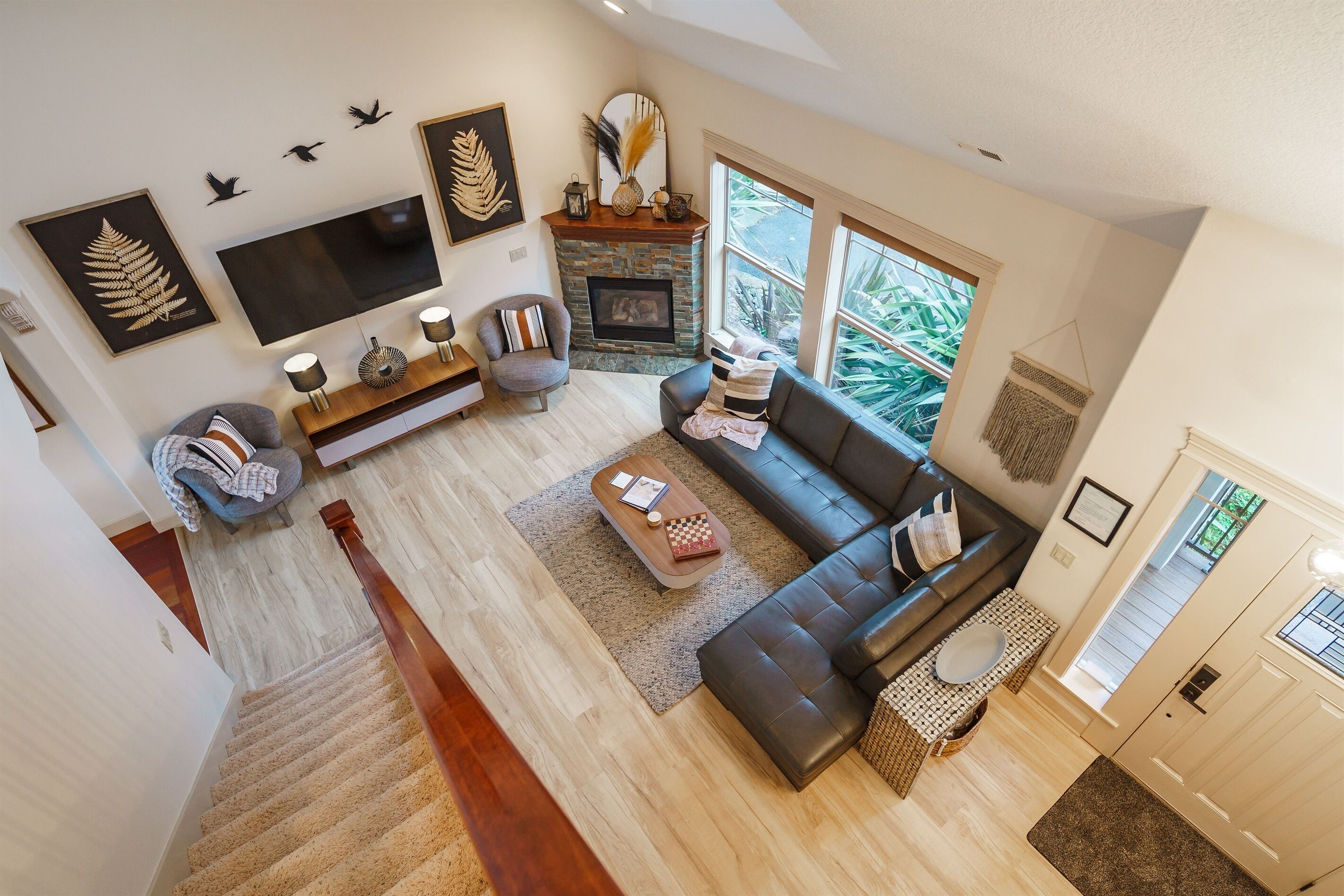 Smart TV, chimenea, videojuegos y futbolito 