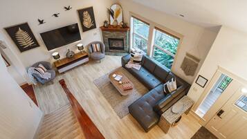 Smart TV, chimenea, videojuegos y futbolito