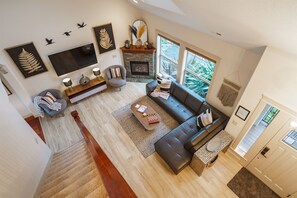 Smart TV, chimenea, videojuegos y futbolito 