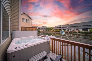 Outdoor spa tub - Waterfront | HotTub | Game Rm | Kayak | Walk2Beach (Lincoln City)