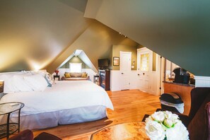 Een bureau, een strijkplank/strijkijzer, gratis wifi, beddengoed