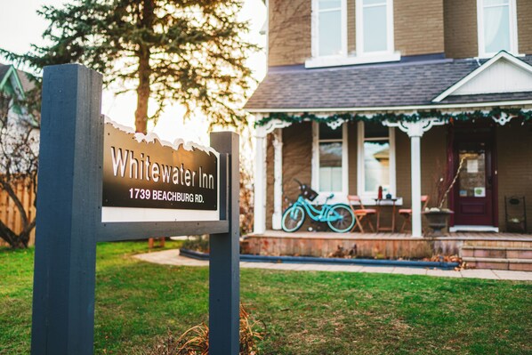 A sign for Whitewater Inn at 1739 Beachburg Rd.