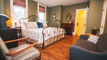 Skrivebord, strykejern/-brett, wi-fi (inkludert) og sengetøy