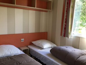 2 bedrooms, free WiFi - Mobile home with terrace - 4 guests (Vendays-Montalivet)