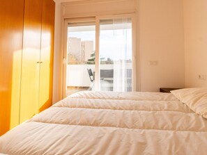 2 bedrooms, free WiFi - Bright Apartment with Terrace and Parking in Santa Margarita (Roses)