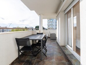 Outdoor dining - Bright Apartment with Terrace and Parking in Santa Margarita (Roses)